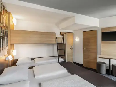 Ein Bett oder Betten in einem Zimmer der Unterkunft B&B Hotel Lübeck-Hbf