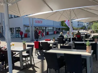 Ein Restaurant oder anderes Speiselokal in der Unterkunft Fewo mit Schwimmbad