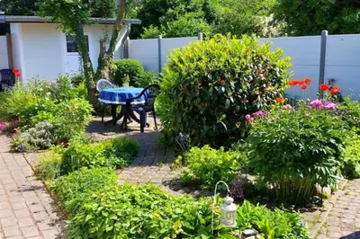 Ein Garten an der Unterkunft Obj 47 Ferienbungalow für 2 Personen WLAN Terrasse ca 300 m zum Strand