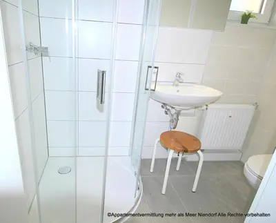 Ein Badezimmer in der Unterkunft Obj 47 Ferienbungalow für 2 Personen WLAN Terrasse ca 300 m zum Strand