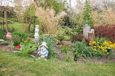 Ein Garten an der Unterkunft Strandschnecke 1