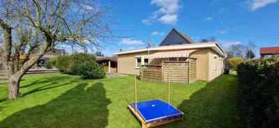 Ein Garten an der Unterkunft Familienfreundlicher Ferienbungalow Sunnyside