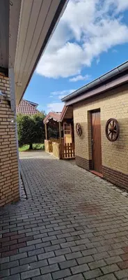 Das Gebäude in dem sich das Ferienhaus befindet