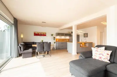 Ein Sitzbereich in der Unterkunft Ferienhaus Eastside - Niendorf