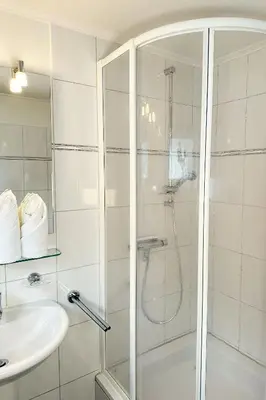 Ein Badezimmer in der Unterkunft Charmantes und ruhiges Ferienhaus - Strandnah und ideal für große Gruppen - mit Fahrradunterstellplatz und Parkplatz