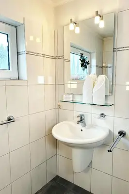 Ein Badezimmer in der Unterkunft Charmantes und ruhiges Ferienhaus - Strandnah und ideal für große Gruppen - mit Fahrradunterstellplatz und Parkplatz