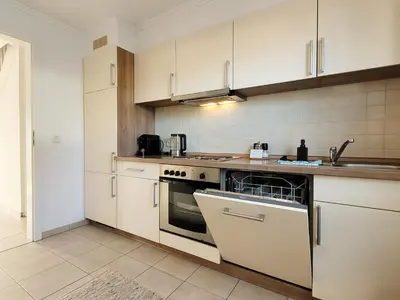 Küche/Küchenzeile in der Unterkunft Charmantes und ruhiges Ferienhaus - Strandnah und ideal für große Gruppen - mit Fahrradunterstellplatz und Parkplatz