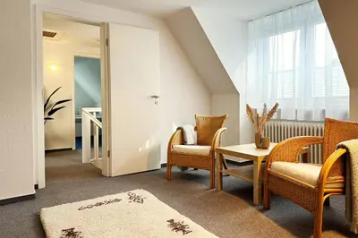 Ein Sitzbereich in der Unterkunft Charmantes und ruhiges Ferienhaus - Strandnah und ideal für große Gruppen - mit Fahrradunterstellplatz und Parkplatz
