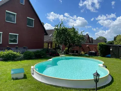 Der Swimmingpool an oder in der Nähe von Apartment mit Garten und Pool in Ostseenähe