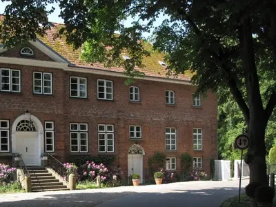 Das Gebäude in dem sich das Ferienhaus befindet