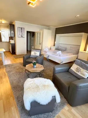 Ein Sitzbereich in der Unterkunft Ferienwohnung Strandburg - zentral und direkt am Strand