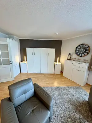 Ein Sitzbereich in der Unterkunft Ferienwohnung Strandburg - zentral und direkt am Strand