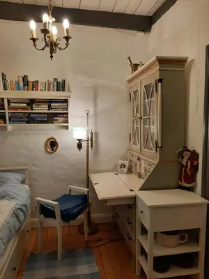 Ein Bett oder Betten in einem Zimmer der Unterkunft Kulturdenkmal 60 m2 HISTORISCHES BALKENHÄUSCHEN von 1749