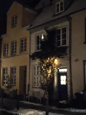 Das Gebäude in dem sich das Ferienhaus befindet