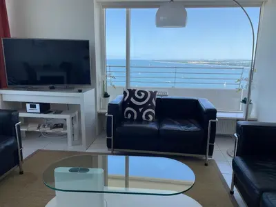 TV/Unterhaltungsangebot in der Unterkunft Wind und Meer, 3-Zimmer Ecksuite in der Maritim Residenz Travemünde