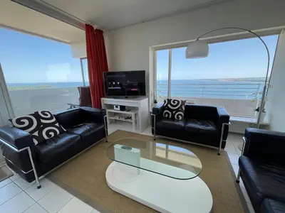 TV/Unterhaltungsangebot in der Unterkunft Wind und Meer, 3-Zimmer Ecksuite in der Maritim Residenz Travemünde