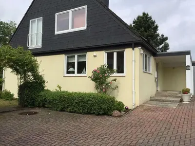 Das Gebäude in dem sich das Ferienhaus befindet