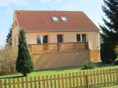 Das Gebäude in dem sich das Ferienhaus befindet