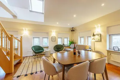 Ein Sitzbereich in der Unterkunft Maisonette am Holstentor mit Dachterrasse und Heimkino