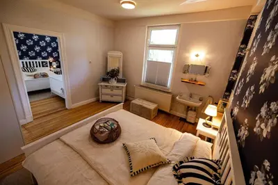 Ein Bett oder Betten in einem Zimmer der Unterkunft Ferienwohnung LOTTTALEBEN