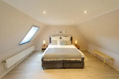 Ein Bett oder Betten in einem Zimmer der Unterkunft Ferienwohnung Schlafgemach - Gemütlicher Urlaub zwischen Ostsee und Holsteinische Schweiz - Boxspringbett & Wallbox