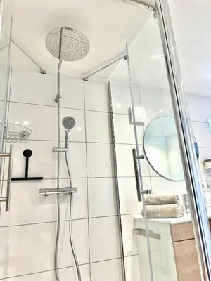 Ein Badezimmer in der Unterkunft Ferienwohnung Schlafgemach - Gemütlicher Urlaub zwischen Ostsee und Holsteinische Schweiz - Boxspringbett & Wallbox
