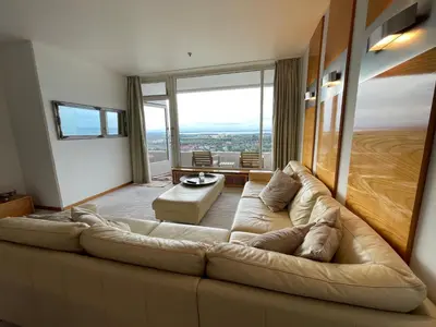 Ein Sitzbereich in der Unterkunft Beachside 2-Zimmer-Wohnung mit Meerblick