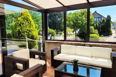 Ein Sitzbereich in der Unterkunft Stilvolle Ferienwohnung im Untergeschoss für Ostsee-Kurztrip