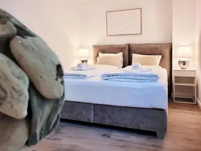 Ein Bett oder Betten in einem Zimmer der Unterkunft Stilvolle Ferienwohnung im Untergeschoss für Ostsee-Kurztrip