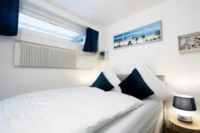 Ein Bett oder Betten in einem Zimmer der Unterkunft FeWo Traumblick - Küstenklang erste Reihe mit TRAUM Meerblick aus dem Bett