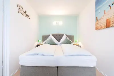 Ein Bett oder Betten in einem Zimmer der Unterkunft FeWo Traumblick - Küstenklang erste Reihe mit TRAUM Meerblick aus dem Bett