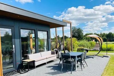 Ein Garten an der Unterkunft Beach House Chalet Seeparx Süsel