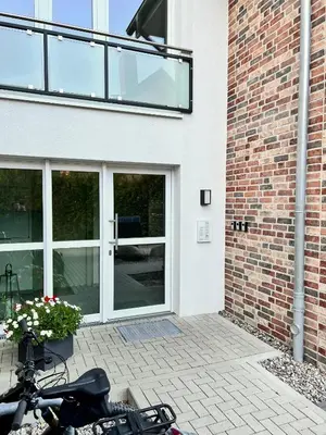 Eine Fassade oder ein Eingang zu Kleine Auszeit -- inklusive Parkplatz & WiFi, Geschirrspüler, Waschmaschine & Terrasse mit Strandkorb -- Perfekt für Urlaub & Business