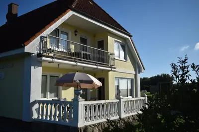 Das Gebäude in dem sich die Ferienwohnung befindet