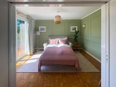 Ein Bett oder Betten in einem Zimmer der Unterkunft Lykke Hus - Wohnung Mathildas Garten EG