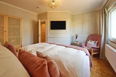 Ein Bett oder Betten in einem Zimmer der Unterkunft Lykke Hus - Wohnung Mathildas Garten EG