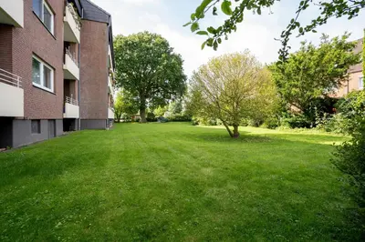 Ein Garten an der Unterkunft Kleiner Knurrhahn Scharbeutz 300 m zum Strand