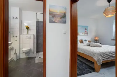 Ein Bett oder Betten in einem Zimmer der Unterkunft Kleiner Knurrhahn Scharbeutz 300 m zum Strand
