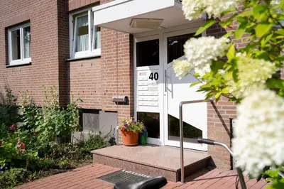 Ein Garten an der Unterkunft Kleiner Knurrhahn Scharbeutz 300 m zum Strand