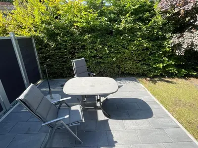 Ein Garten an der Unterkunft Ferienwohnung Bach in Travemünde