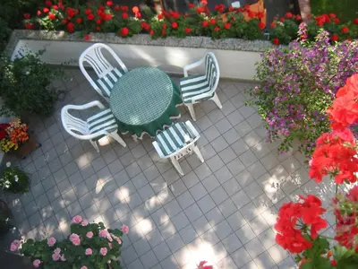 Ein Garten an der Unterkunft Pension Thiel