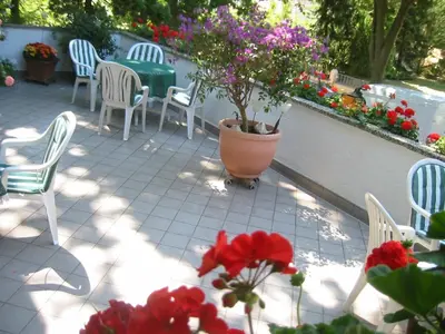Ein Garten an der Unterkunft Pension Thiel