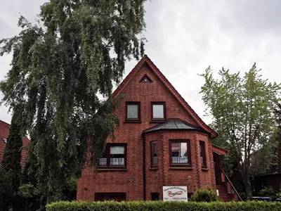 Das Gebäude in dem sich das Ferienhaus befindet