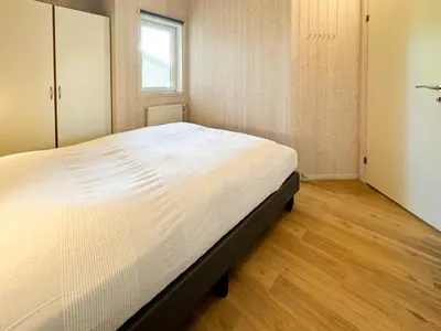 Ein Bett oder Betten in einem Zimmer der Unterkunft Strandblick - Dorf 1 Ferienhaus 13