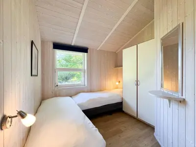Ein Bett oder Betten in einem Zimmer der Unterkunft Strandblick - Dorf 1 Ferienhaus 13