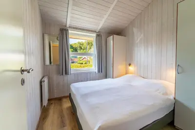 Ein Bett oder Betten in einem Zimmer der Unterkunft Strandblick - Dorf 1 Ferienhaus 05
