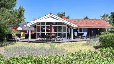 Das Gebäude in dem sich das Ferienhaus befindet