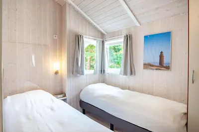 Ein Bett oder Betten in einem Zimmer der Unterkunft Strandblick - Dorf 1 Ferienhaus 08