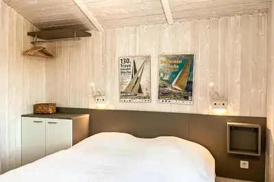 Ein Bett oder Betten in einem Zimmer der Unterkunft Strandblick - Dorf 1 Ferienhaus 01