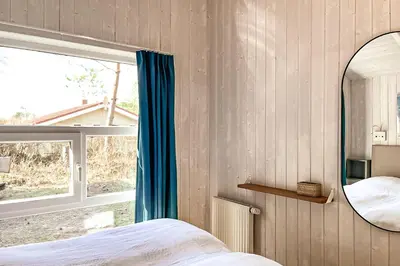 Ein Bett oder Betten in einem Zimmer der Unterkunft Strandblick - Dorf 1 Ferienhaus 01